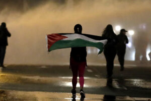 Un manifestante con la bandera de Palestina fue captada este jueves, 2 de octubre, durante una protesta, en Bogotá (Colombia). EFE/Carlos Ortega