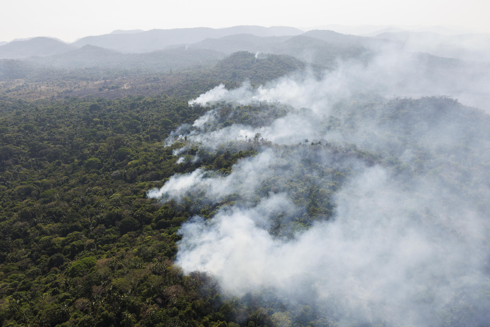 Fotografía aérea del 9 de septiembre de 2025 que muestra un incendio forestal en las cercanías de Santana do Araguaia (Brasil). EFE/Isaac Fontana
