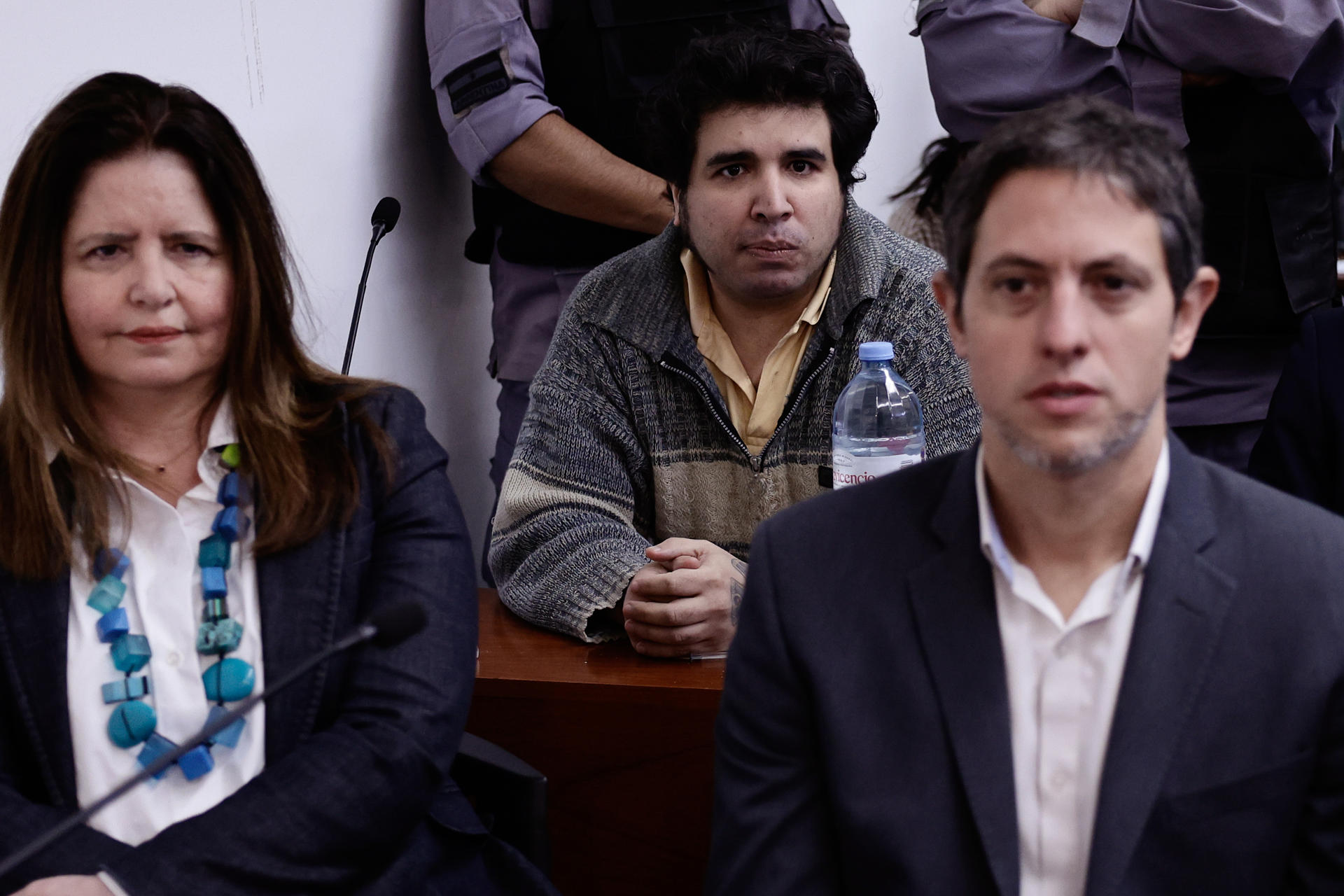 Uno de los imputados por el intento de asesinato a Cristina Fernández, Fernando Sabag Montiel (c), asiste este miércoles al juicio en el que se conocerá el veredicto por el intento de asesinato contra la expresidenta argentina Cristina Fernández (2007-2015), ocurrido el 1 de septiembre de 2022, en Buenos Aires (Argentina). EFE/ Juan Ignacio Roncoroni

