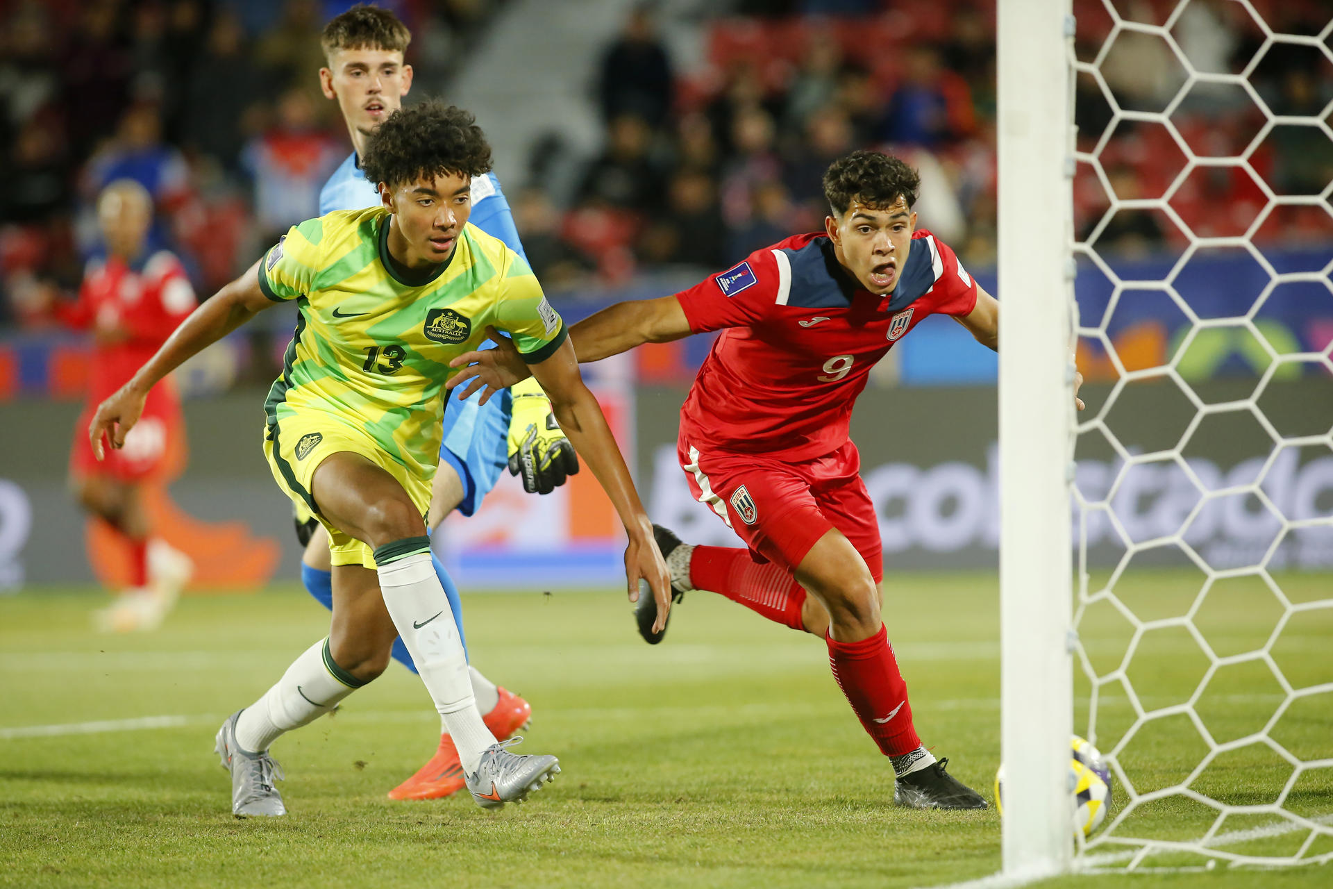 Lucas Herrington (i) de Australia disputa el balón con Alessio Raballo (d) de Cuba en un partido del grupo D de la Copa Mundial Sub-20. EFE/ Esteban Garay
