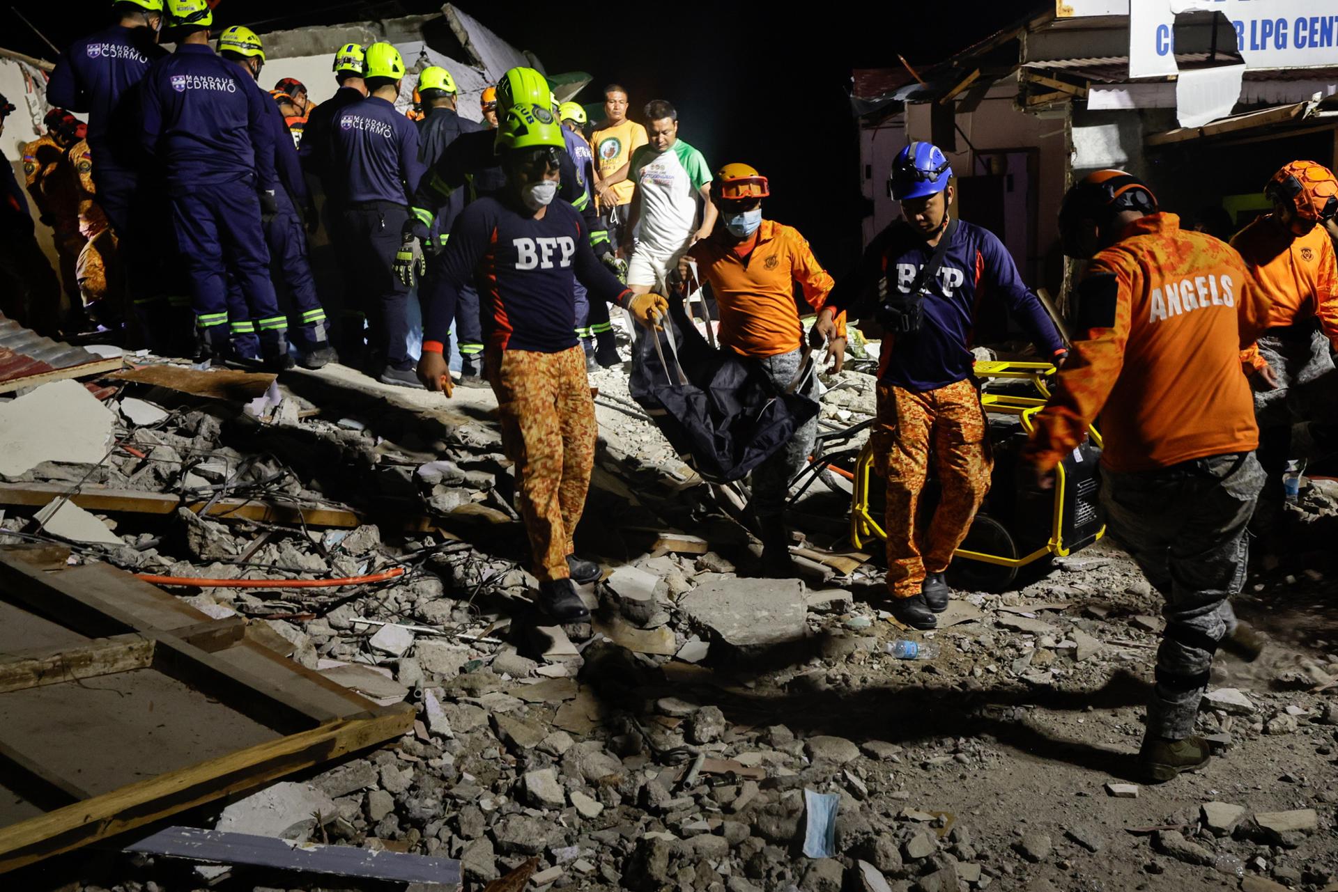 Los equipos de emergencia trasladan una bolsa con restos mortales de un fallecido por el terremoto en el centro de Filipinas.
EFE/EPA/ROLEX DELA PENA