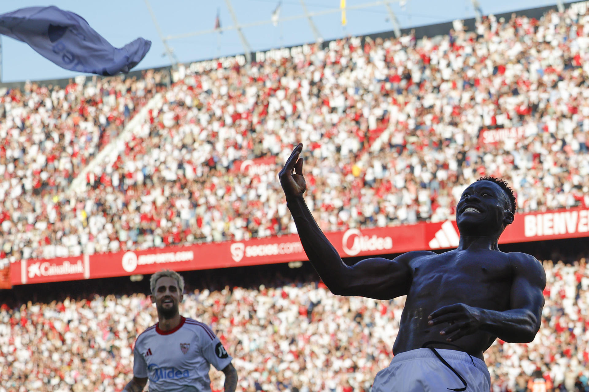 El delantero del Sevilla Akor Adams celebra su gol contra el Barcelona, durante el partido de la jornada 8 de Laliga EA Sports, este domingo en el estadio Sánchez-Pizjuán en Sevilla.-EFE/ Julio Muñoz