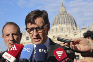 El presidente de la Generalitat de Cataluña, Salvador Illa, realiza declaraciones tras haber invitado este miércoles al papa León XIV a visitar la Sagrada Familia de Barcelona el próximo 10 de junio. EFE/ Daniel Cáceres