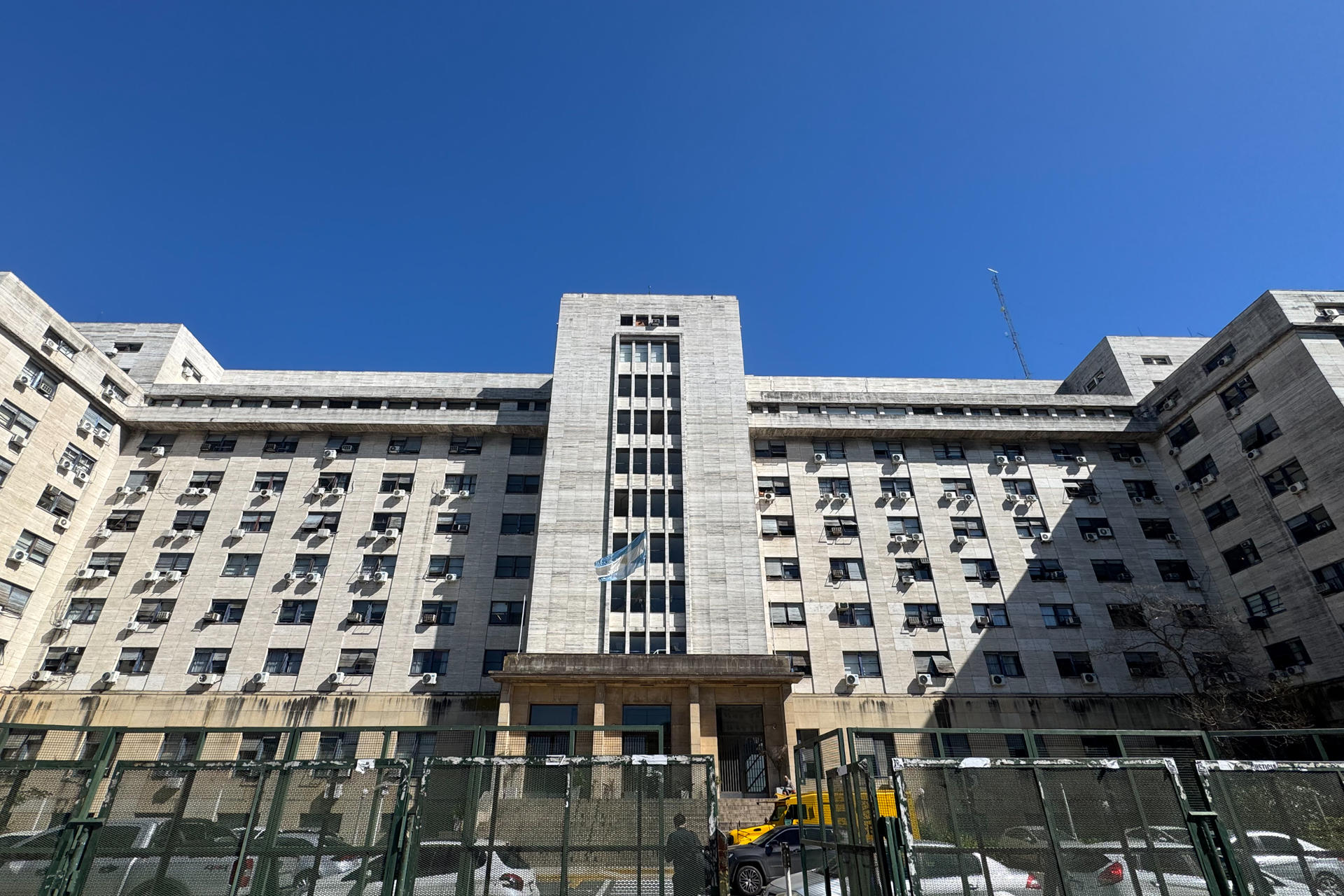 Fotografía de los tribunales de Comodoro Pyben donde se desarrolla el juicio por intento de asesinato contra la expresidenta argentina Cristina Fernández (2007-2015), ocurrido el 1 de septiembre de 2022, y donde se conocerá el veredicto este miércoles, en Buenos Aires (Argentina). EFE/ Juan Ignacio Roncoroni
