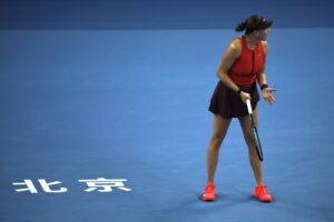 La estadounidense Amanda Anisimova en acción durante la final de individuales femeninos del Abierto de China contra la checa Linda Noskova. EFE/EPA/ANDRES MARTINEZ CASARES