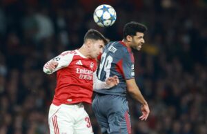 Martín Zubimendi, iz), centrocampista español del Arsenal, durante el partido de Liga de Campeones de este miércoles. EFE/EPA/NEIL HALL