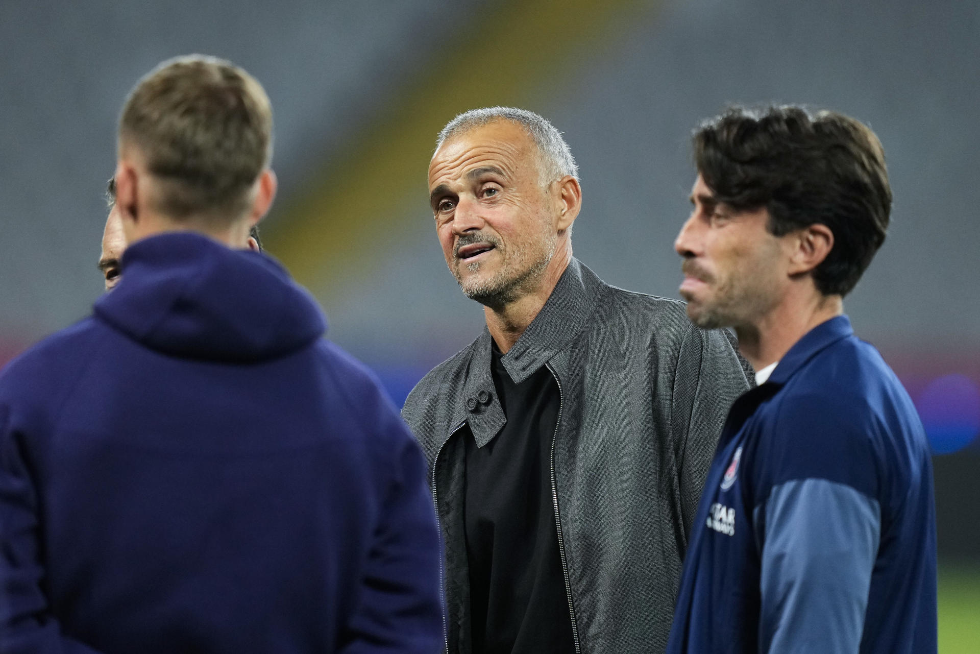 El entrenador del Paris Saint Germain, el español Luis Enrique Martínez (c), antes del partido de la fase de grupos de la Liga de Campeones que enfrenta al FC Barcelona y al PSG disputan este miércoles en el estadio olímpico Lluis Companys. EFE/Siu Wu