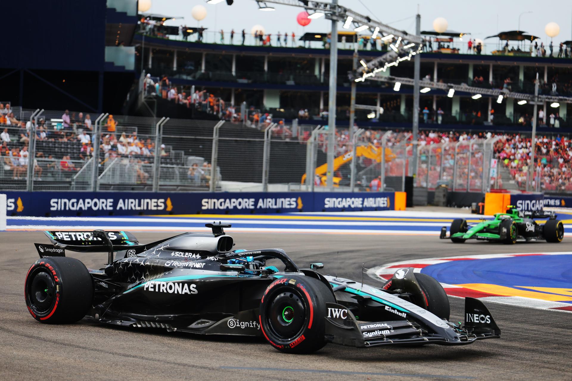 El piloto brtiánico de Mercedes Russell en el circuito de Marina Bay en Singapur. EFE/EPA/FAZRY ISMAI
