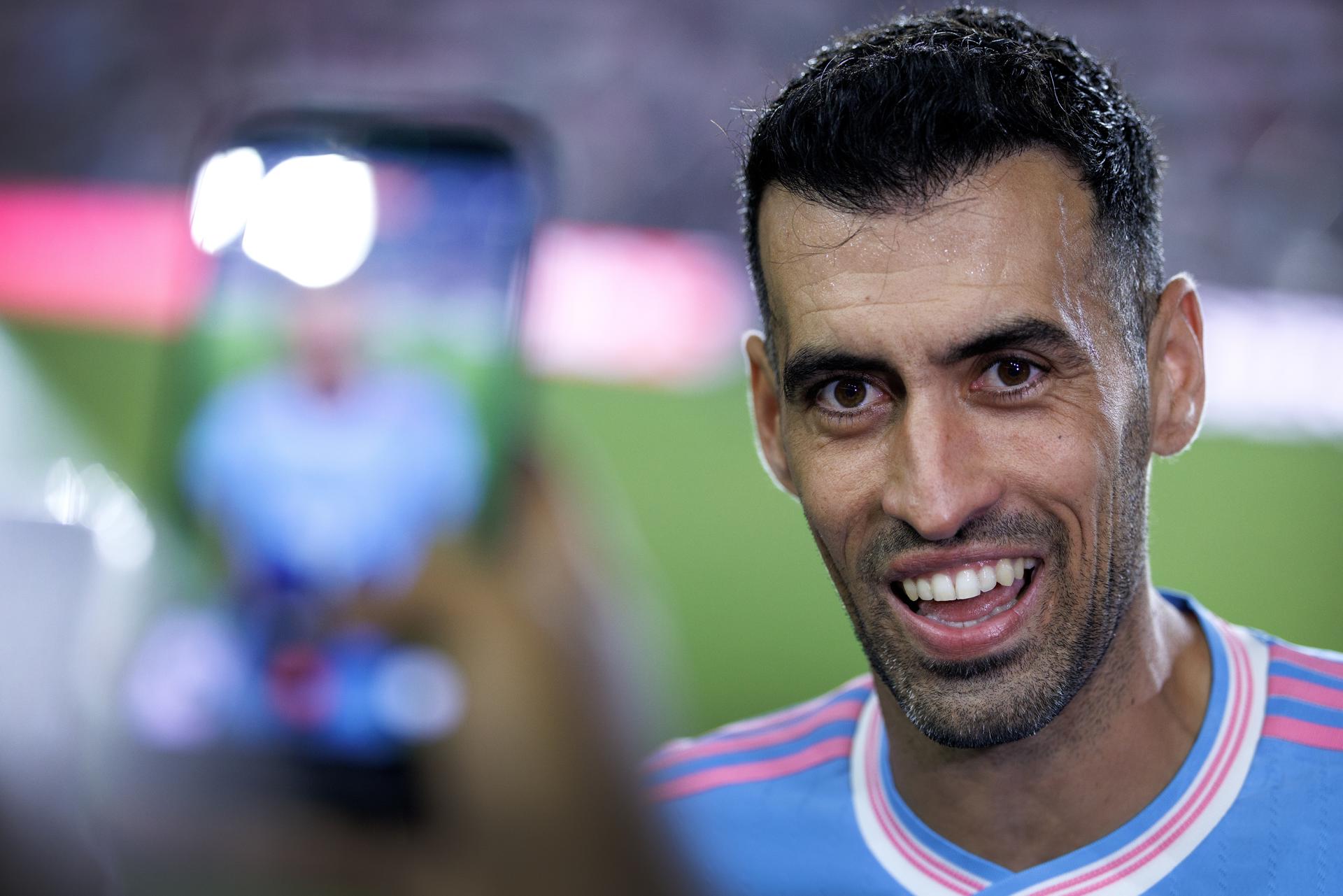 El centrocampista español  del Inter Miami, Sergio Busquets, habla con periodistas durante el homenaje recibido este martes en Fort Lauderdale a propósito de su anuncio de poner fin a su carrera de jugador al final de la temporada. EFE/EPA/CRISTOBAL HERRERA-ULASHKEVICH
