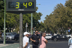 Vista de un termómetro en una calle de Sevilla este domingo. En las provincias de Córdoba y Sevilla se registrarán las máximas más altas, con 34 grados, seguidas de Granada (33); Jaén (31) y Huelva, donde se alcanzarán los 30 grados.EFE/ David Arjona