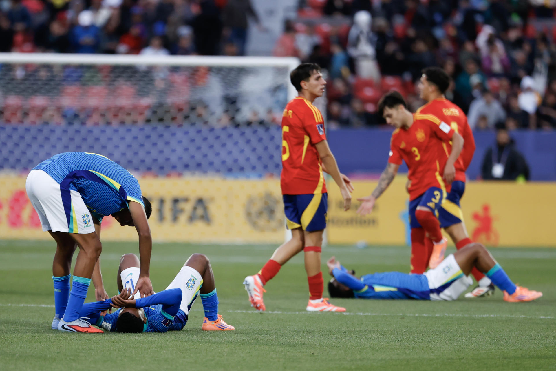Jugadores de Brasil reaccionan este sábado, al finalizar el partido del grupo C de la Copa Mundial Sub-20 entre España y Brasil en el estadio Nacional Julio Martínez Prádanos, en Santiago (Chile). EFE/ Elvis González
