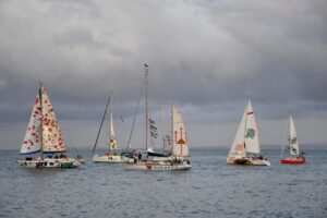 Una flotilla de barcos sale del puerto de San Giovanni Li Cuti en Catania, Sicilia, sur de Italia, 27 de septiembre de 2025. La Coalición de la Flotilla de la Libertad (FFC) y Mil Madleens a Gaza (TMTG) anunciaron el lanzamiento de una flotilla a Gaza de 10 barcos desde Catania, con decenas a bordo. (Italia) EFE/EPA/ORIETTA SCARDINO