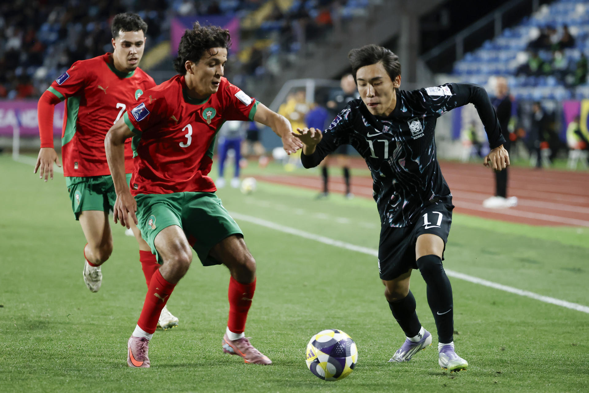 Ali Maamar (i) de Marruecos disputa el balón con Hyun-Min Kim de Corea del Sur en un partido de octavos de final de la Copa Mundial Sub-20. EFE/ Elvis González
