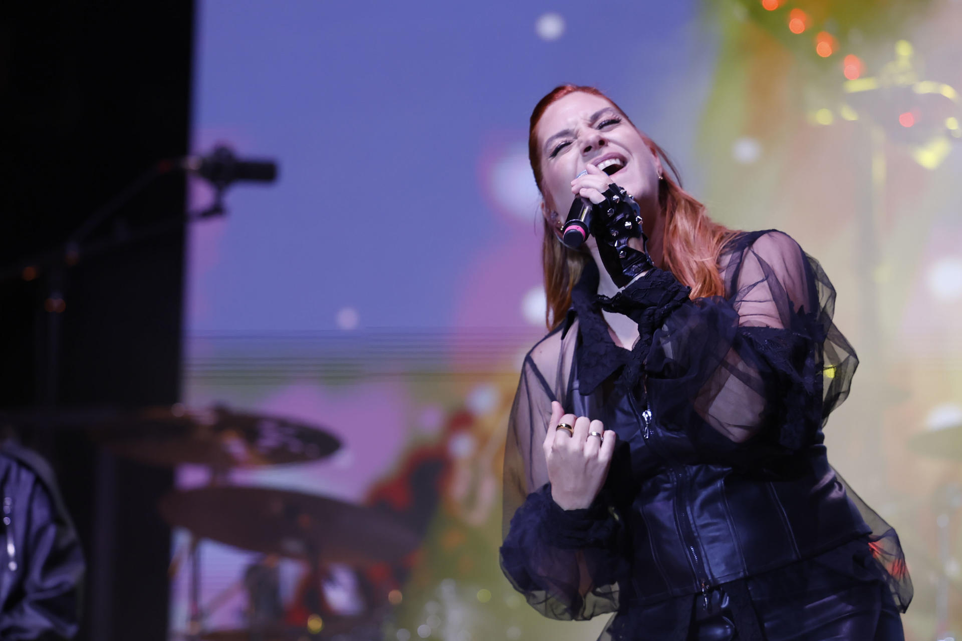La cantante Leire Martínez durante el concierto ofrecido este domingo en la plaza de El Pilar, en Zaragoza. EFE/Javier Cebollada
