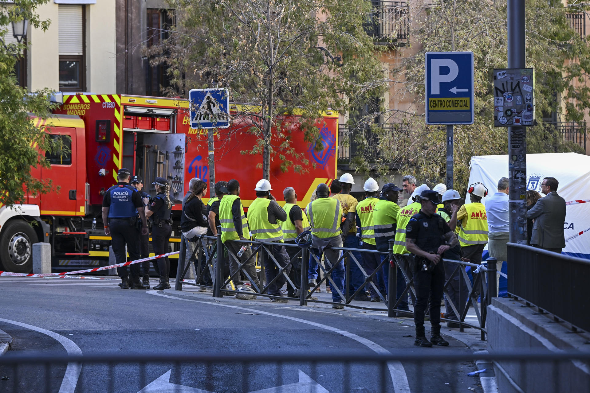 Inmediaciones del lugar en el que el derrumbe parcial de un edificio en pleno centro de Madrid, en una calle situada cerca de la plaza de Ópera. EFE/ Fernando Villar