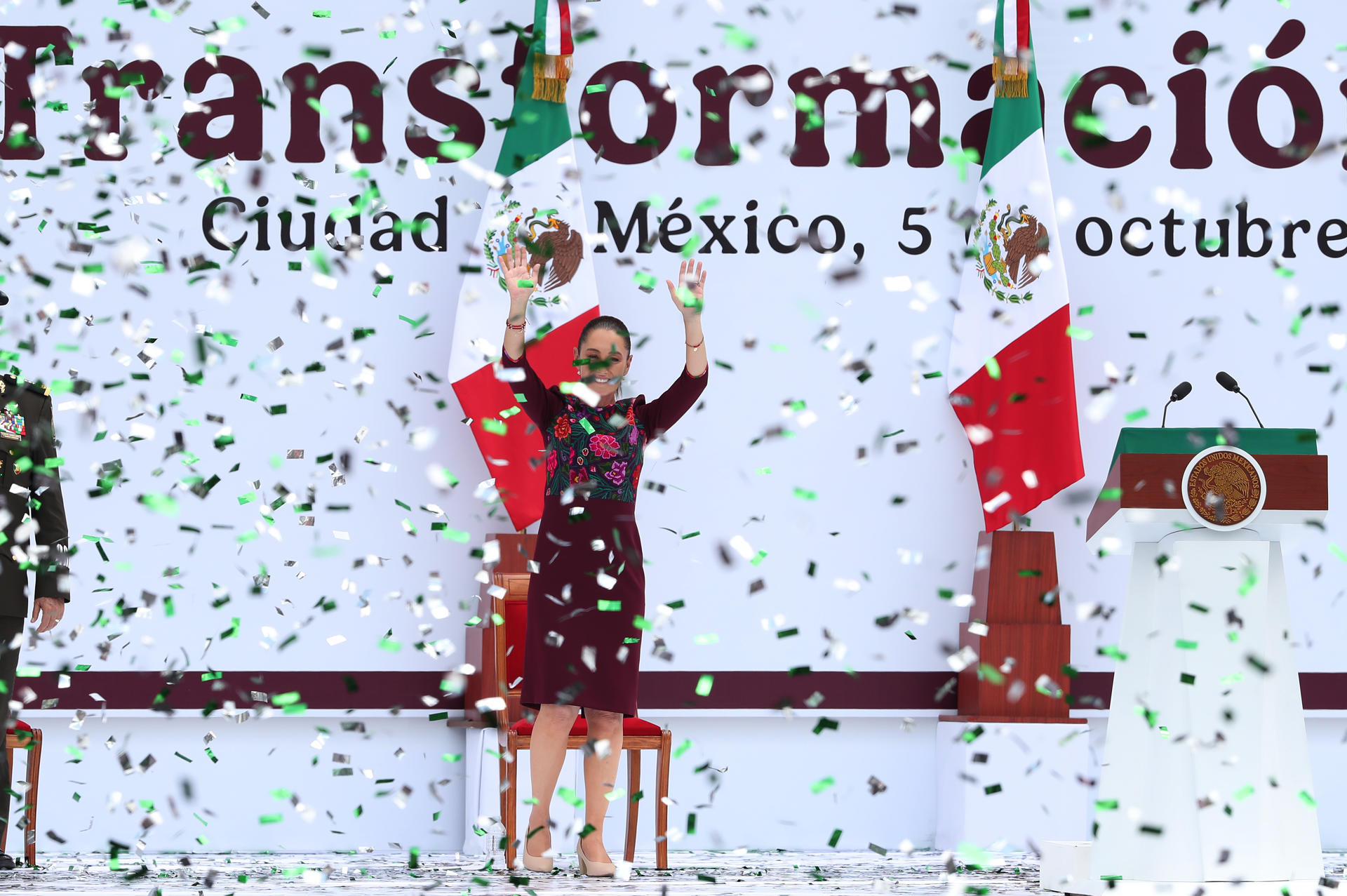 La presidenta de México Claudia Sheinbaum, participa durante la conmemoración de su primer año de gobierno este domingo, en el Zócalo de la Ciudad de México (México). EFE/Mario Guzmán
