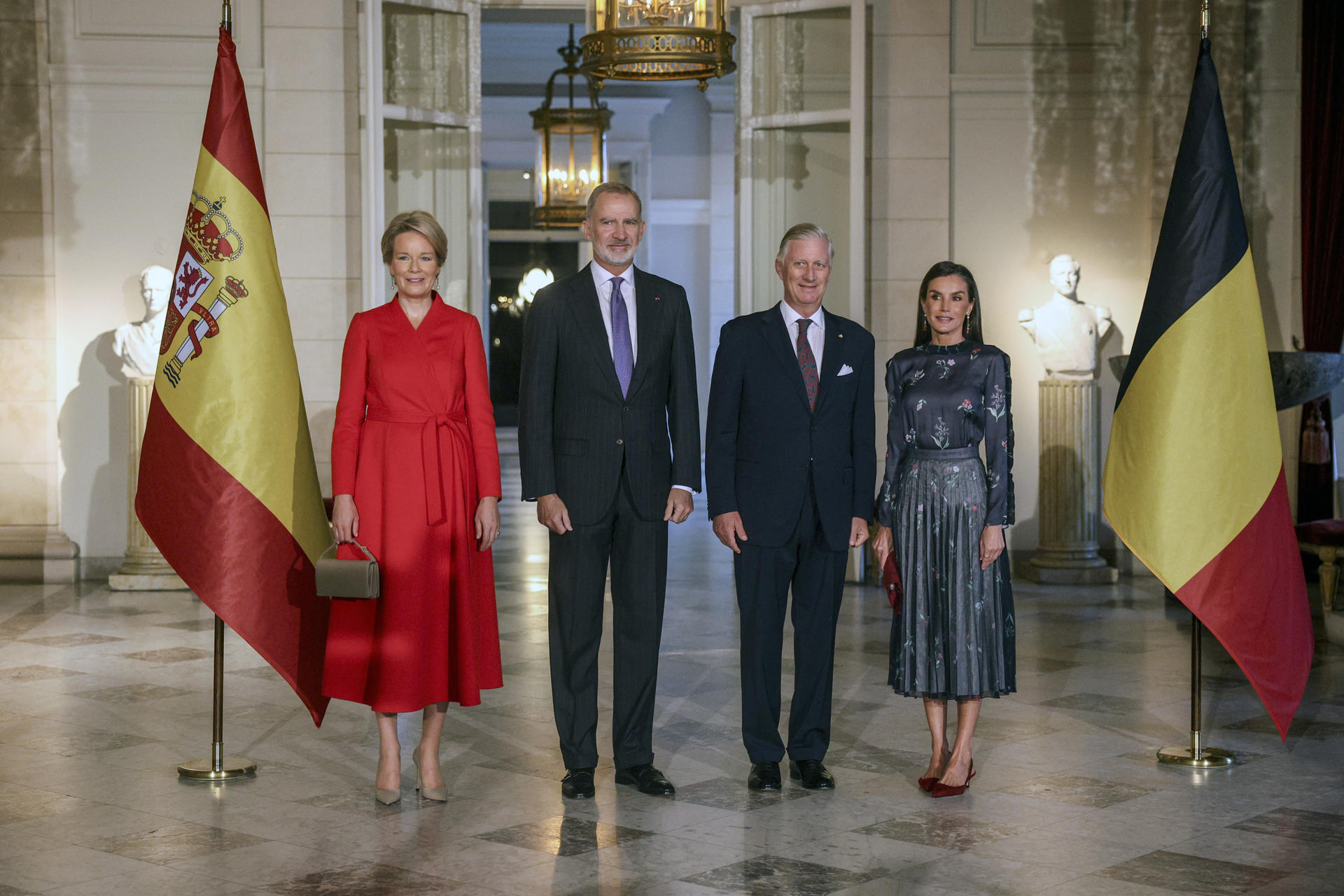 El rey Felipe vI (2i) y la reina Letizia (d) posan para una foto de familia junto al rey Felipe (2d) y la reina Matilde (i) de Bélgica en el Palacio Real de Bruselas, este martes, durante la visita oficial de los reyes de España a Bélgica. EFE/ Pablo Garrigós
