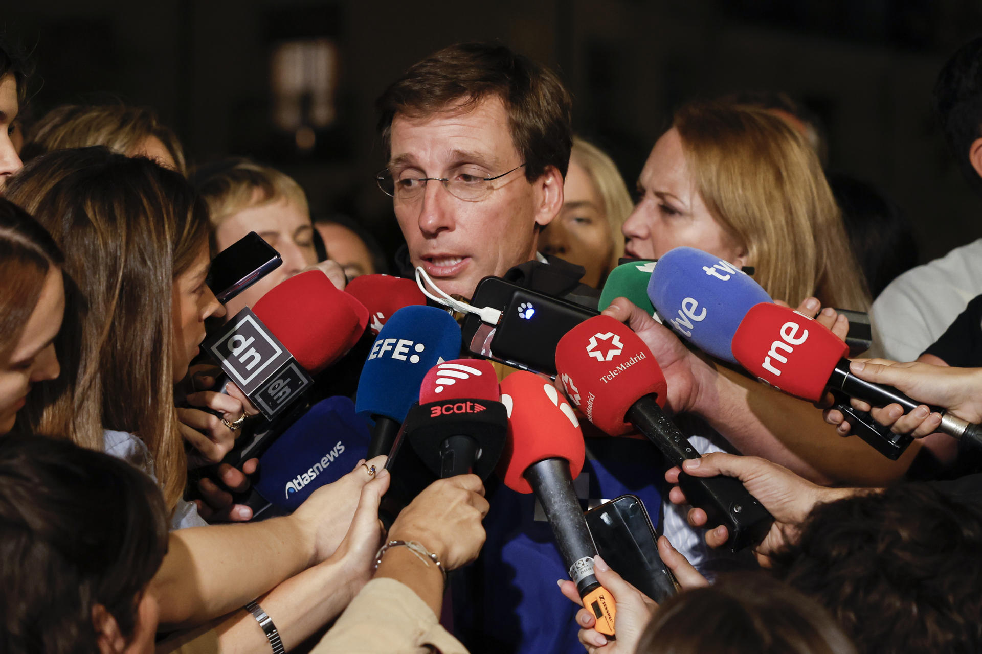 El alcalde de Madrid, José Luis Martínez -Almeida (c), ofrece declaraciones en las inmediaciones del lugar en el que un edificio se ha derrumbado parcialmente este martes, en pleno centro de Madrid. Los bomberos siguen buscando a tres operarios y a una arquitecta que trabajaban en la rehabilitación del edificio que se ha derrumbado parcialmente en el centro de Madrid y pueden estar atrapados bajo los escombros. EFE/ Juanjo Martín