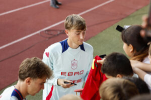 El defensa del Real Madrid Dean Huijsen (C) firma autógrafos durante la sesión de entrenamiento de la selección española en Las Rozas. el pasado martes. EFE/ Rodrigo Jiménez
