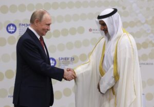 El presidente ruso, Vladimir Putin (LI, saluda al secretario general de l OPEP, Haitham Al Ghais, durante un encuentro en San Petersburgo (Rusia). EFE/EPA/ANTON VAGANOV/REUTERS POOL