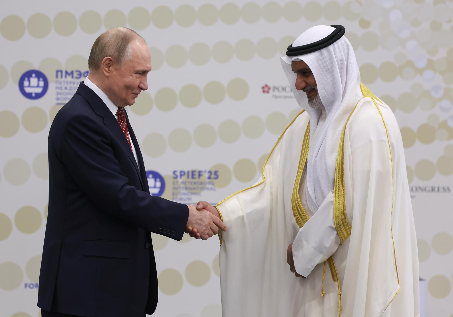 El presidente ruso, Vladimir Putin (LI, saluda al secretario general de l OPEP, Haitham Al Ghais, durante un encuentro en San Petersburgo (Rusia). EFE/EPA/ANTON VAGANOV/REUTERS POOL
