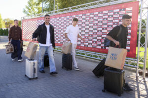 Los jugadores de la Selección de Fútbol Absoluta Masculina, (i-d) Dani Olmo, Ferrán Torres, Pau Cubarsí y Pedri, a su llegada a la concentración hoy lunes en la Ciudad de Fútbol de Las Rozas, para preparar los partidos de clasificación del Mundial 2026. EFE/RFEF/SÓLO USO EDITORIAL