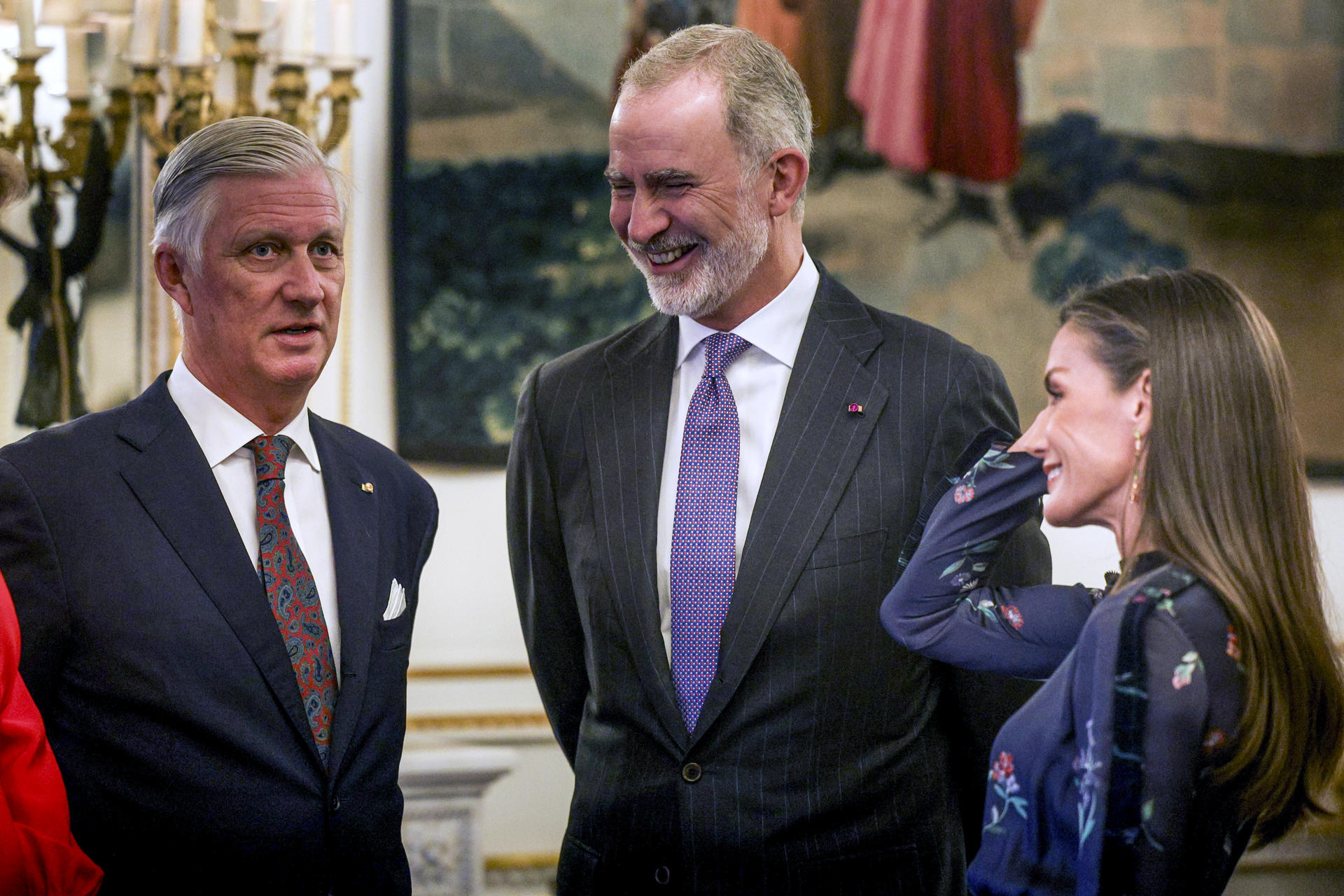 El rey Felipe VI (c) y la reina Letizia (d) junto al rey Felipe de Bélgica (i) en el Palacio Real de Bruselas, este martes, durante la visita oficial de los reyes de España a Bélgica. EFE/ Pablo Garrigós
