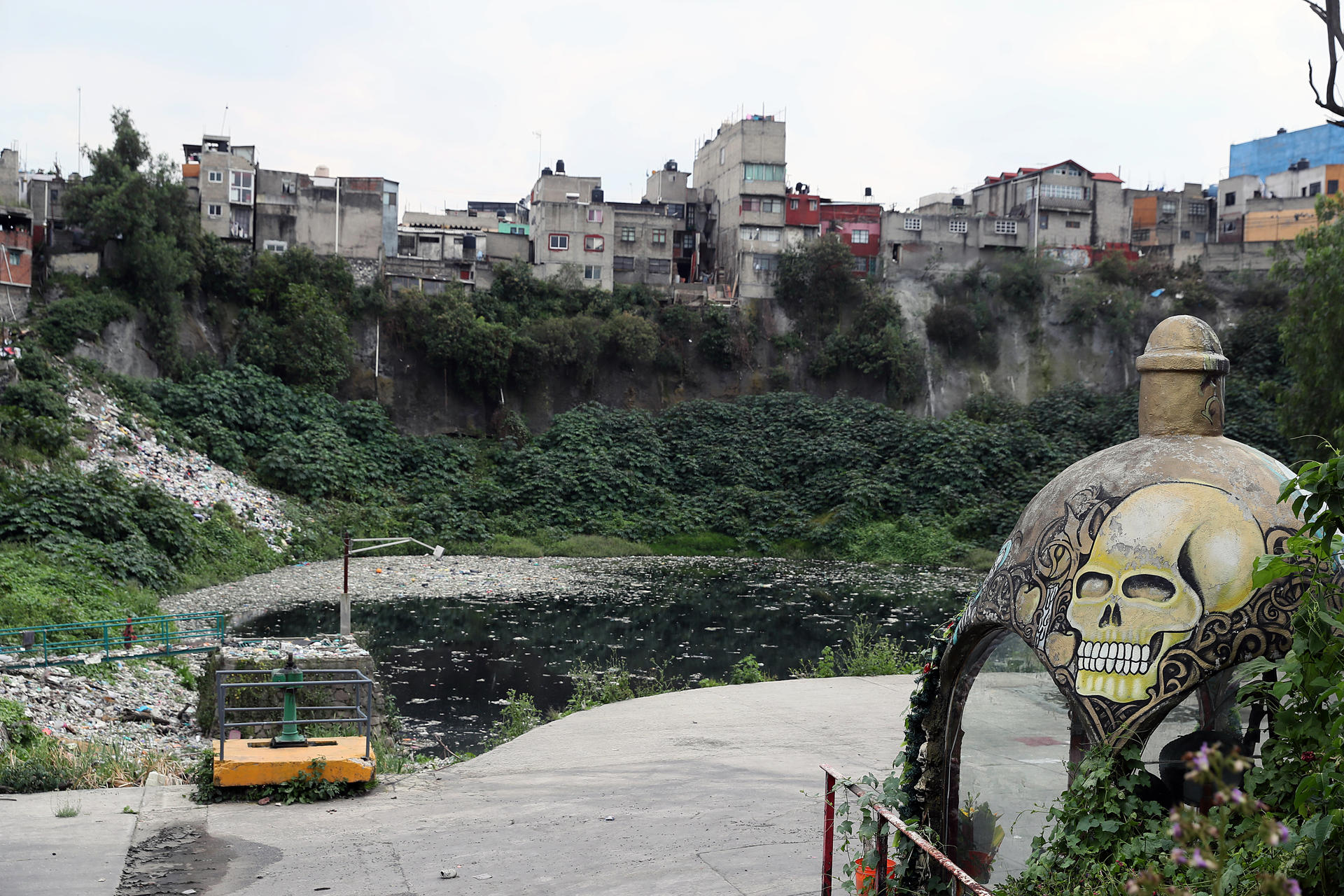 Fotografía que muestra basura acumulada este viernes en el RíoTacubaya, en la Ciudad de México (México). EFE/ Mario Guzmán