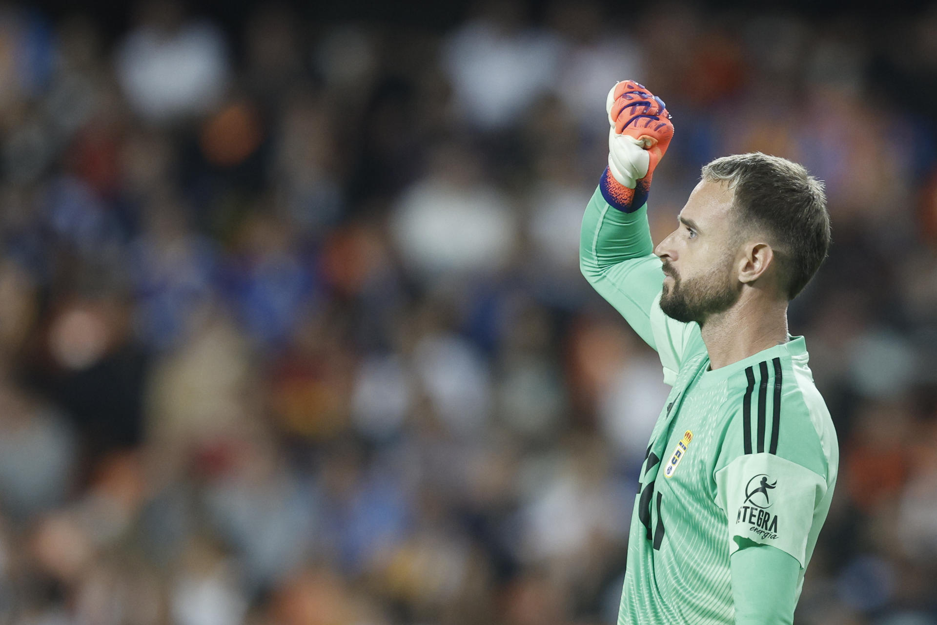 El guardameta del Oviedo Aarón Escandell celebra tras parar un penalti durante el partido de LaLiga de fútbol que Valencia CF y Real Oviedo disputaron en el estadio de Mestalla. EFE/Kai Forsterling