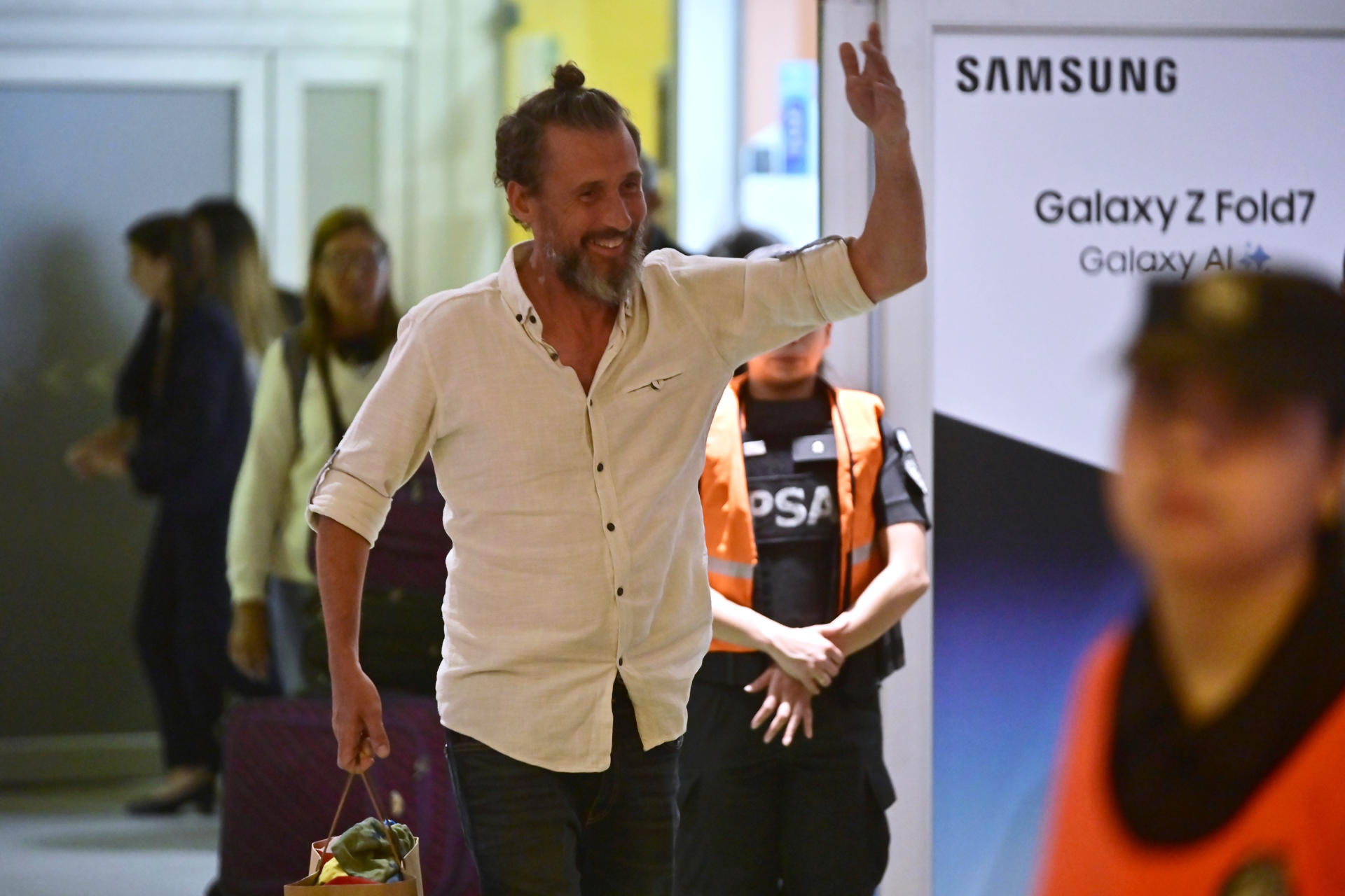 El exdiputado Ezequiel Perezzini reacciona a su llegada al Aeropuerto de Ezeiza este miércoles, en Buenos Aires (Argentina). EFE/ Matías Martin Campaya