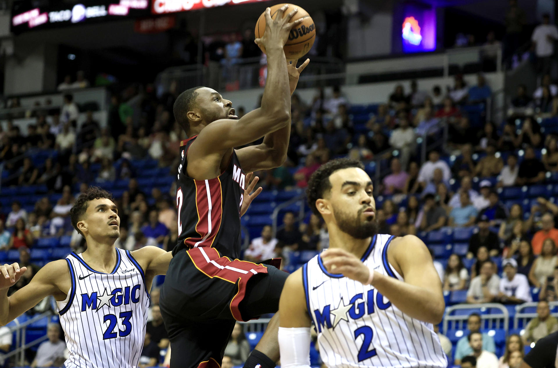 El alero de Miami Heat Andrew Wiggins (c) se eleva para anotar este sábado en un partido de la pretemporada de la NBA jugado en el Coliseo José Miguel Agrelot, de San Juan (Puerto Rico). EFE/ Thais Llorca