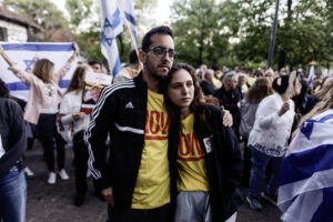 Personas participan en una manifestación al cumplirse el segundo aniversario de los ataques de Hamás contra Israel, pidiendo la liberación de los rehenes cautivos en el enclave palestino, este martes en Buenos Aires (Argentina). EFE/ Juan Ignacio Roncoroni