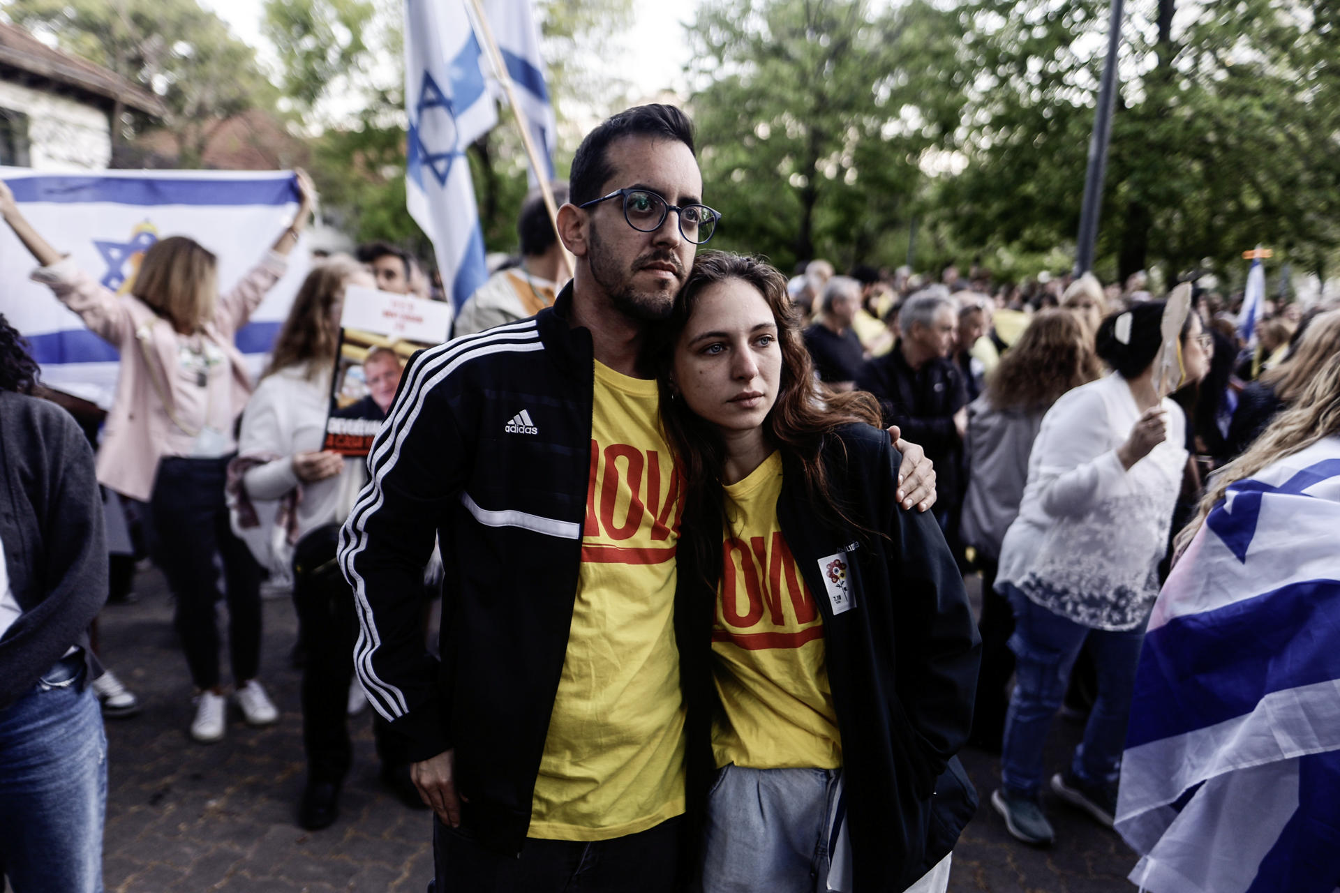 Personas participan en una manifestación al cumplirse el segundo aniversario de los ataques de Hamás contra Israel, pidiendo la liberación de los rehenes cautivos en el enclave palestino, este martes en Buenos Aires (Argentina). EFE/ Juan Ignacio Roncoroni