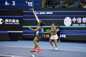Las italianas Sara Errani y Jasmine Paolini en acción contra Miyu Kato de Japón y Fanny Stollar de Hungría durante la final del partido de dobles femeninos en el Abierto de China, en Pekin. EFE/EPA/ANDRES MARTINEZ CASARES