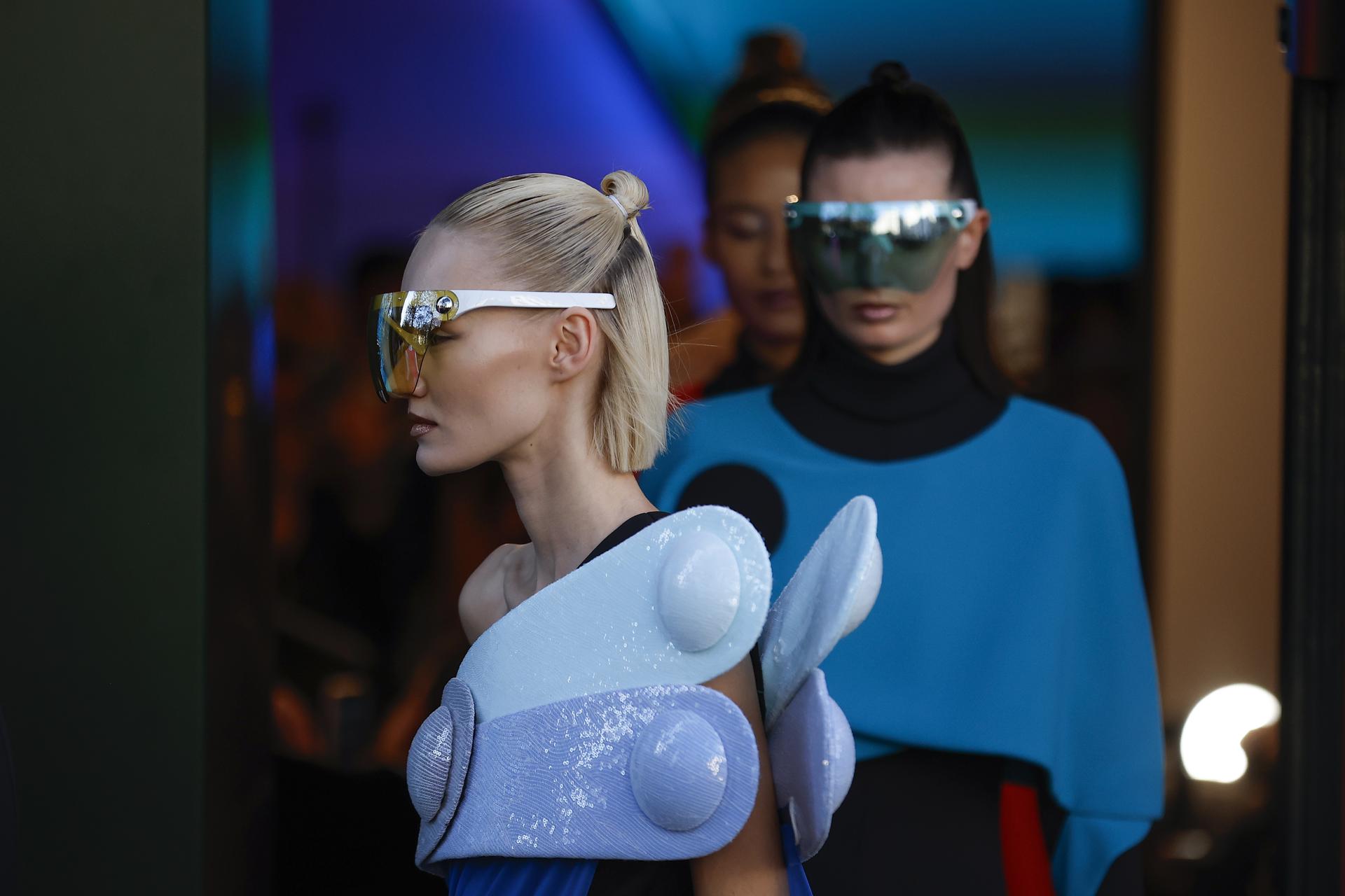 Las modelos presentan las creaciones de la colección Primavera/Verano 2026 del diseñador italiano Rodrigo Basilicati para la casa de moda Pierre Cardin durante la Semana de la Moda de París, en París, Francia, el 07 de octubre de 2025. La presentación de las colecciones de prêt-à-porter femenino se realiza del 29 de septiembre al 07 de octubre de 2025. (Moda, Francia) EFE/EPA/YOAN VALAT