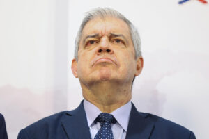 El ministro del Interior de Paraguay, Enrique Riera, reacciona durante una rueda de prensa este lunes, en Asunción (Paraguay). EFE/ Juan Pablo Pino