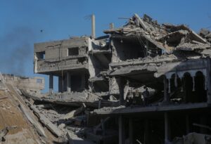Un hombre palestino se encuentra entre los escombros de su casa destruida tras un ataque aéreo israelí durante una operación militar israelí en la ciudad de Gaza, Franja de Gaza, 30 de septiembre de 2025. 
EFE/EPA/MOHAMMED SABER