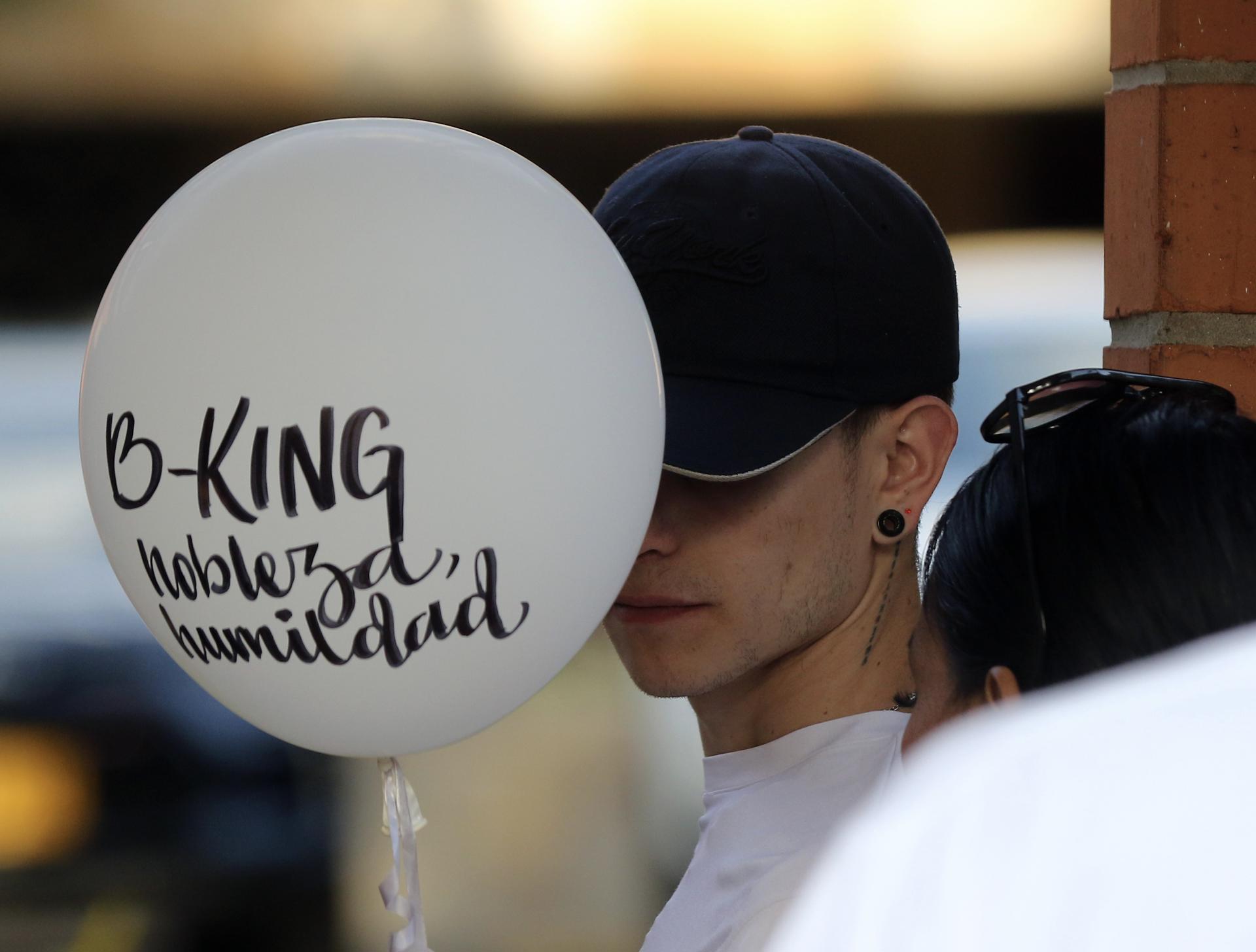 Familiares y amigos del cantante colombiano B-King, asesinado en México, asisten a su funeral, este jueves, 2 de octubre, en Medellín (Colombia). EFE/STR
