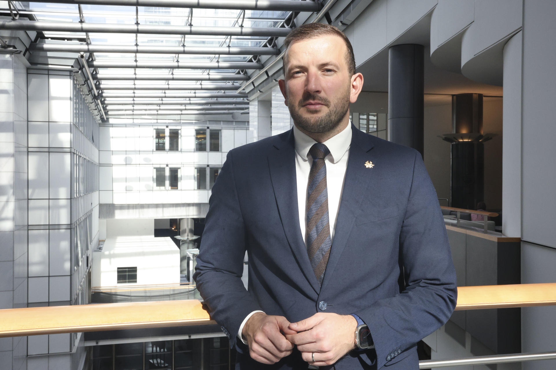 El excomisario europeo de Medioambiente y Pesca y actual eurodiputado lituano Virginijus Sinkevicius posa durante una entrevista con EFE en Bruselas. EFE/ Olatz Castrillo