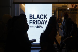 Imagen de archivo del escaparate de un comercio madrileño que anuncia rebajas por el 'Black Friday' de hasta el 40 %, en noviembre de 2024. EFE/ Juanjo Martín
