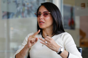 Fotografía de archivo de la excandidata a la presidencia de Ecuador y representante legal del movimiento correista Revolución Ciudadana (RC), Luisa González, durante una entrevista con EFE, en Quito (Ecuador). EFE/José Jácome