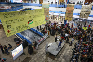 Personas participan en un acto por la liberación de la Flotilla Global Sumud, que se dirigía a Gaza con ayuda humanitaria, en la Universidad de São Paulo (Brasil). EFE/ Sebastião Moreira