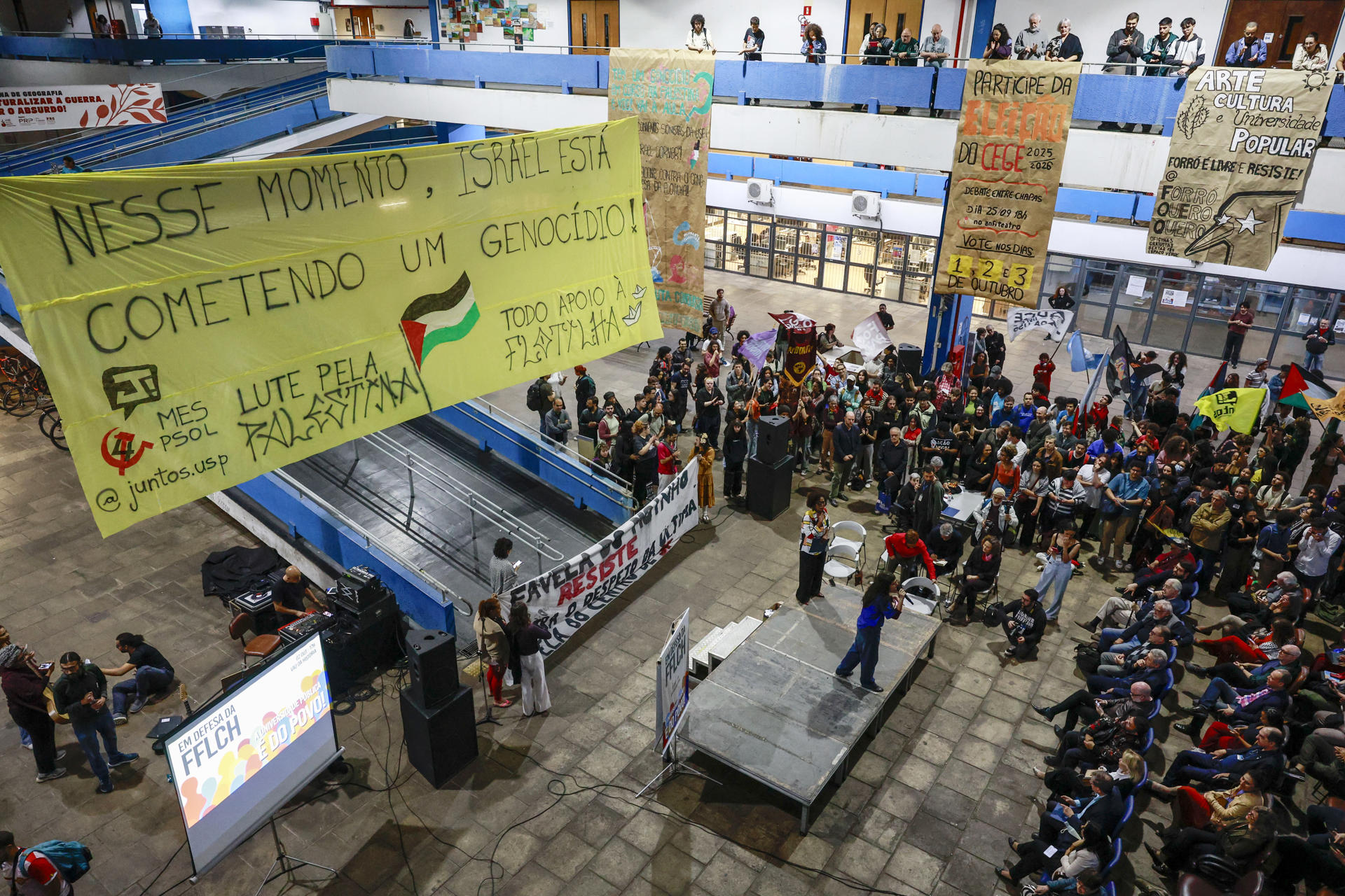 Personas participan en un acto por la liberación de la Flotilla Global Sumud, que se dirigía a Gaza con ayuda humanitaria, en la Universidad de São Paulo (Brasil). EFE/ Sebastião Moreira