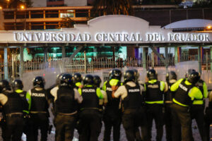 Fotografía del 30 de septiembre de 2025 que muestra a policías que se enfrentan con manifestantes durante una protesta contra el presidente de Ecuador, Daniel Noboa, por el alza del diésel y en apoyo a los manifestantes indígenas de la provincia de Imbabura, en Quito (Ecuador). EFE/ José Jácome