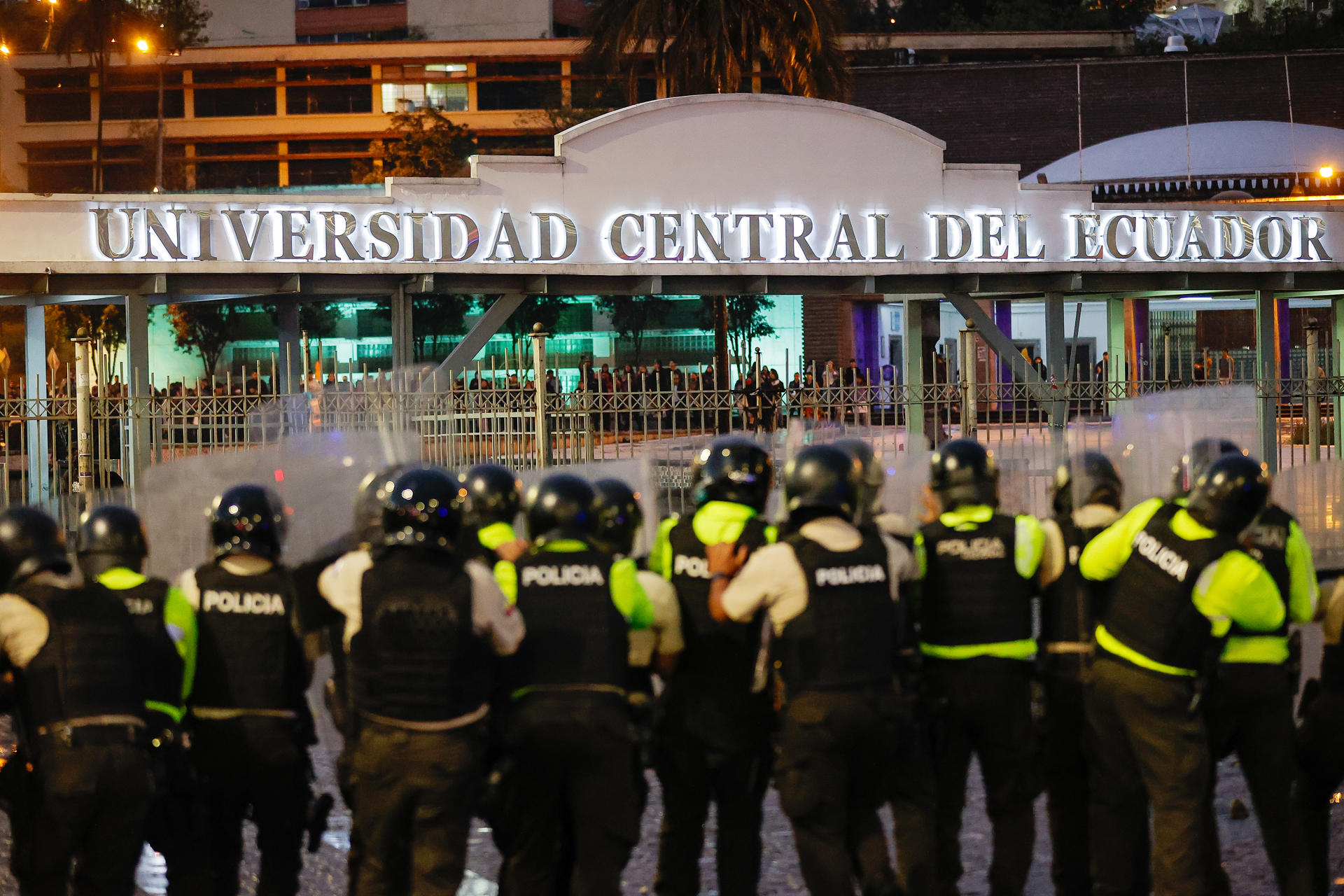 Fotografía del 30 de septiembre de 2025 que muestra a policías que se enfrentan con manifestantes durante una protesta contra el presidente de Ecuador, Daniel Noboa, por el alza del diésel y en apoyo a los manifestantes indígenas de la provincia de Imbabura, en Quito (Ecuador). EFE/ José Jácome