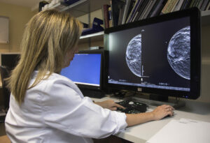 Foto de archivo de una doctora estudiando una mamografía. EFE/ Miguel Angel Polo