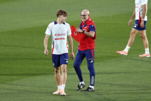 El seleccionador de España, Luis de la Fuente, dirige una sesión de entrenamiento del conjunto en Las Rozas, Madrid, este martes. EFE/ Rodrigo Jiménez