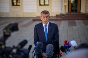 Un día después de su victoria en las elecciones legislativas checas, el magnate populista Andrej Babis, líder del partido ANO, inició este domingo negociaciones con los partidos derechistas SPD y Motoristé para formar gobierno. 
EFE/EPA/MARTIN DIVISEK