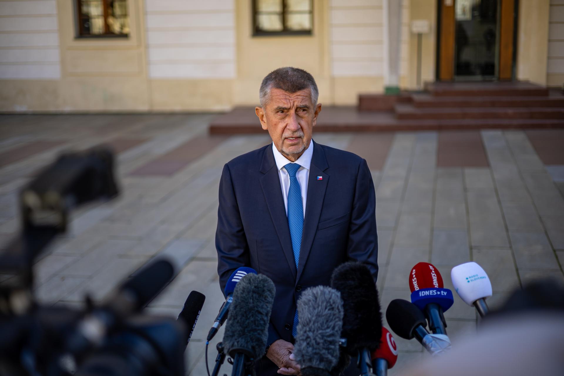 Un día después de su victoria en las elecciones legislativas checas, el magnate populista Andrej Babis, líder del partido ANO, inició este domingo negociaciones con los partidos derechistas SPD y Motoristé para formar gobierno. 
EFE/EPA/MARTIN DIVISEK