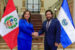 Fotografía cedida por la Presidencia de Perú que muestra a su mandataria, Dina Boluarte, posando junto al vicepresidente de El Salvador, Félix Ulloa, este jueves en Lima (Perú). EFE/ Presidencia de Perú